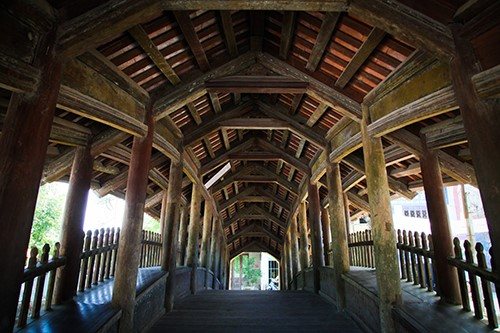  Hệ thống khung mái cầu được làm bằng gỗ theo kỹ thuật làm nhà truyền thống